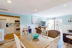 Dining - 2nd floor Condo, pool, hot tub, pickleball, tennis & close to beach (Hilton Head)