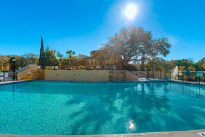 Pool - 2nd floor Condo, pool, hot tub, pickleball, tennis & close to beach (Hilton Head)