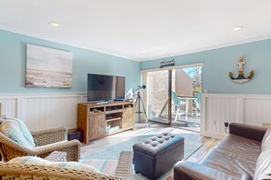 TV, DVD player - 2nd floor Condo, pool, hot tub, pickleball, tennis & close to beach (Hilton Head)