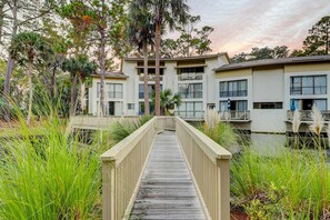 Property grounds - Charming condo near Coligny Beach Plaza + private beach access (Hilton Head)