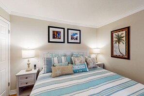 Iron/ironing board, WiFi, bed sheets - Charming condo near Coligny Beach Plaza + private beach access (Hilton Head)