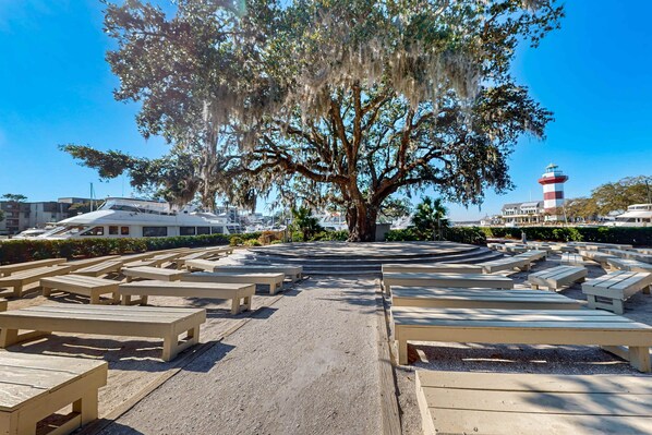 Property grounds - Enchanting condo just steps to golf & Harbour Town Marina (Hilton Head)