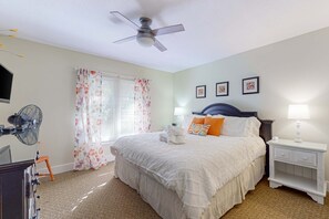 3 bedrooms, iron/ironing board, WiFi, bed sheets - Enchanting condo just steps to golf & Harbour Town Marina (Hilton Head)
