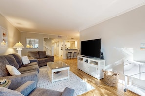 TV, offices - Enchanting condo just steps to golf & Harbour Town Marina (Hilton Head)