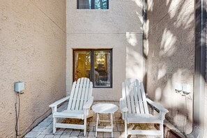 Terrace/patio - Enchanting condo just steps to golf & Harbour Town Marina (Hilton Head)