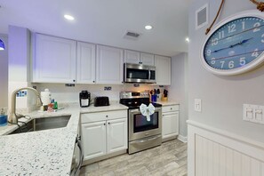 Fridge, microwave, oven, stovetop - Coastal condo- close to Coligny Plaza, Beach with shared pool (Hilton Head)