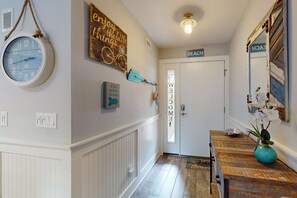 Interior - Coastal condo- close to Coligny Plaza, Beach with shared pool (Hilton Head)