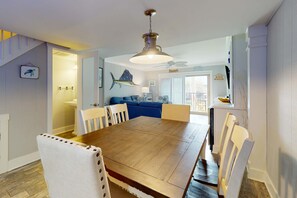Dining - Coastal condo- close to Coligny Plaza, Beach with shared pool (Hilton Head)