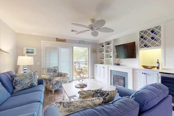 TV, DVD player - Coastal condo- close to Coligny Plaza, Beach with shared pool (Hilton Head)