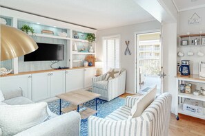 TV, offices - Coastal chic condo- Pools, Tennis Court, Close to Beach (Hilton Head)