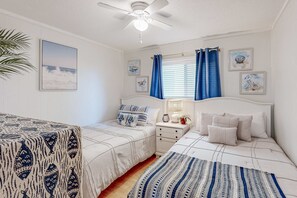 Desk, iron/ironing board, travel cot, WiFi - Coastal chic condo- Pools, Tennis Court, Close to Beach (Hilton Head)