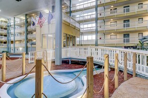 Outdoor spa tub - Coastal chic condo- Pools, Tennis Court, Close to Beach (Hilton Head)