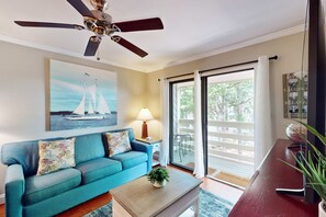 TV, offices - Close to beach Condo with Pool, Hot Tub, Tennis, WiFi & AC (Hilton Head)