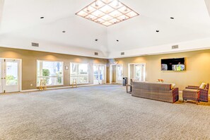 Interior - Close to beach Condo with Pool, Hot Tub, Tennis, WiFi & AC (Hilton Head)
