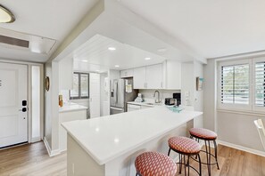 Fridge, microwave, oven, stovetop - 2 bedroom condo with pools, hot tub,  pickleball, tennis - near beach (Hilton Head)