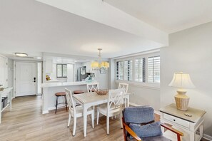 Dining - 2 bedroom condo with pools, hot tub,  pickleball, tennis - near beach (Hilton Head)