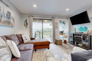 TV, offices - 3rd floor Condo, pool, tennis/pickleball, bike rentals & close to beach (Hilton Head)