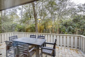 Outdoor dining - Breezy resort home located in Sea Pines Resort near marina & restaurants (Hilton Head)