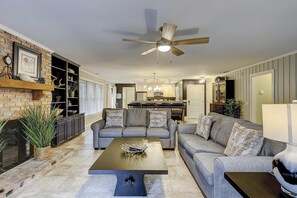 TV, DVD player, offices - Breezy resort home located in Sea Pines Resort near marina & restaurants (Hilton Head)