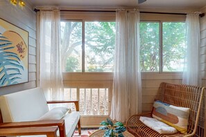 TV, offices - First Floor Condo near the sound with beach gear, washer/dryer & pools (Hilton Head Island)