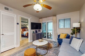 TV, offices - First Floor Condo near the sound with beach gear, washer/dryer & pools (Hilton Head Island)