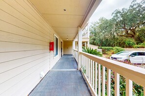 Property grounds - First Floor Condo near the sound with beach gear, washer/dryer & pools (Hilton Head Island)