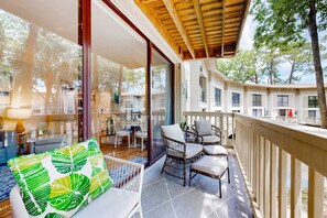 Terrace/patio - Tranquil condo with two outdoor pools, bike paths and beach access (Hilton Head)