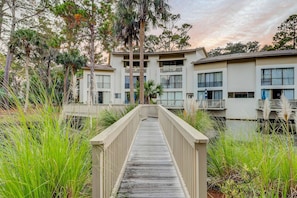 Property grounds - Tranquil condo with two outdoor pools, bike paths and beach access (Hilton Head)