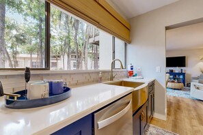 Fridge, microwave, oven, stovetop - Tranquil condo with two outdoor pools, bike paths and beach access (Hilton Head)