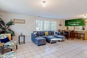 TV, offices - Spacious house by the beach with screened balcony & central AC (Hilton Head)