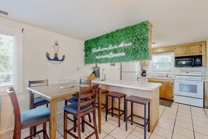 Fridge, microwave, oven, stovetop - Spacious house by the beach with screened balcony & central AC (Hilton Head)