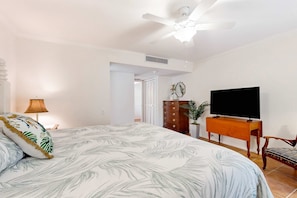 Desk, iron/ironing board, WiFi, bed sheets - Pool-view condo near beach with non-heated pool, golf, tennis, grill (Hilton Head)