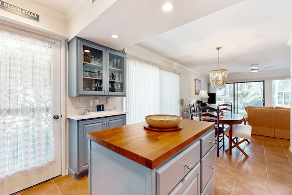 Dining - Pool-view condo near beach with non-heated pool, golf, tennis, grill (Hilton Head)