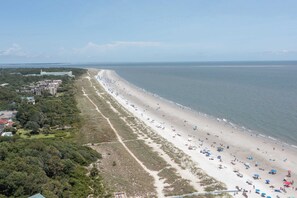 On the beach - Condo near beach with 2 pools, restaurants, gym, 6 tennis, 12 pickleball, W/D (Hilton Head)