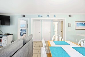Dining - Condo near beach with 2 pools, restaurants, gym, 6 tennis, 12 pickleball, W/D (Hilton Head)