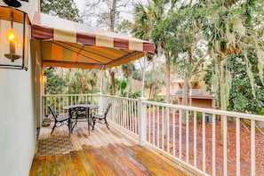 Outdoor dining - Dog-friendly ,golf course views, pool,beach nearby (Hilton Head)