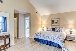 Iron/ironing board, WiFi, bed sheets - Dog-friendly ,golf course views, pool,beach nearby (Hilton Head)