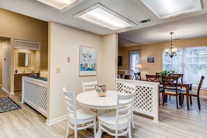 Dining - Dog-friendly ,golf course views, pool,beach nearby (Hilton Head)