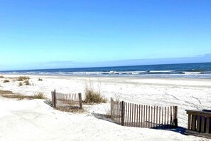 Beach nearby - Secluded Sea Pines retreat with private pool, pool spa, & 3rd row beach access (Hilton Head)
