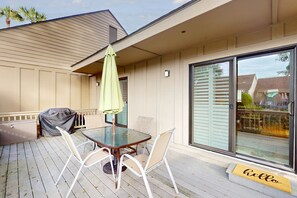 Outdoor dining - Snowbird-friendly golf getaway near the beach with pool, private deck, & W/D (Hilton Head)