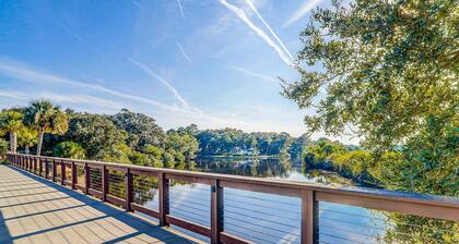 Snowbird-friendly golf getaway near the beach with pool, private deck, & W/D