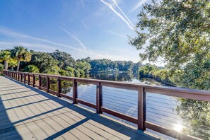 Property grounds - Family-Friendly Condo with Shared Pool & Al Fresco Dining - Dogs Welcome (Hilton Head)