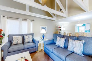 TV, offices - Family-Friendly Condo with Shared Pool & Al Fresco Dining - Dogs Welcome (Hilton Head)