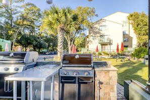 Terrace/patio - Tropical Condo with Pool, Hot Tub, Lagoon Views from Balcony - Beach Access (Hilton Head)