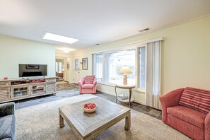 TV, fireplace, DVD player - Classic Ranch-Style with Private Pool & Spa, Near the Beach (Hilton Head)