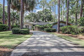Property grounds - Classic Ranch-Style with Private Pool & Spa, Near the Beach (Hilton Head)