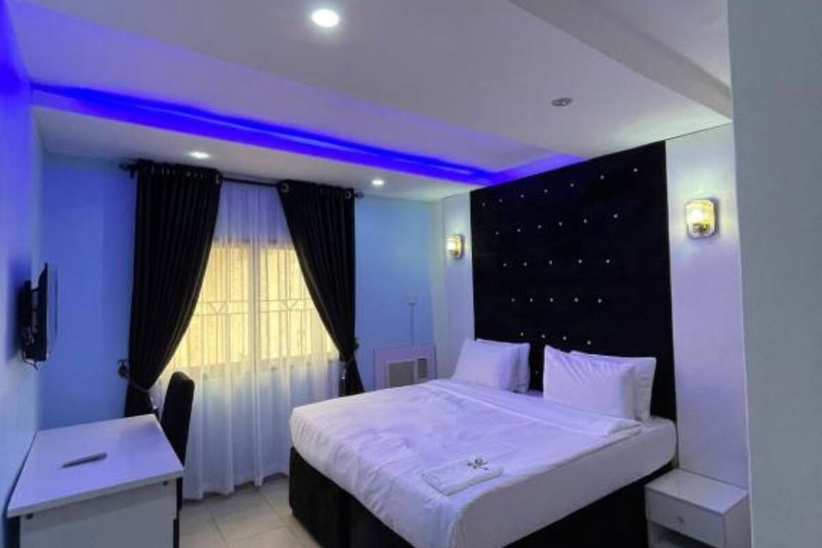 Phòng đôi tiện nghi đơn giản, ban công