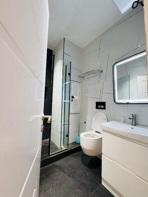 Comfort Double Room, Balcony | Bathroom - Alluring View Hotel (Lagos)