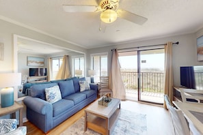 TV - 1st-floor condo near the beach with pool, tennis, balcony, gym, streaming, W/D (Hilton Head)