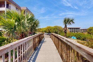 Property grounds - 1st-floor condo near the beach with pool, tennis, balcony, gym, streaming, W/D (Hilton Head)